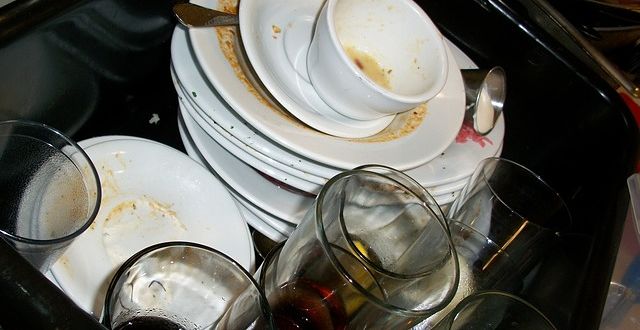 Špinavé nádobí patří do myčky