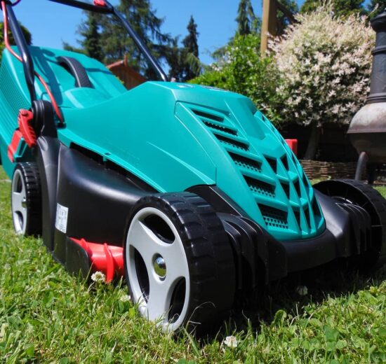 TOP produkty: nejlepší AKU sekačky na trávu