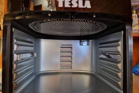 Vnitřní prostor multifunkční fritézy Tesla