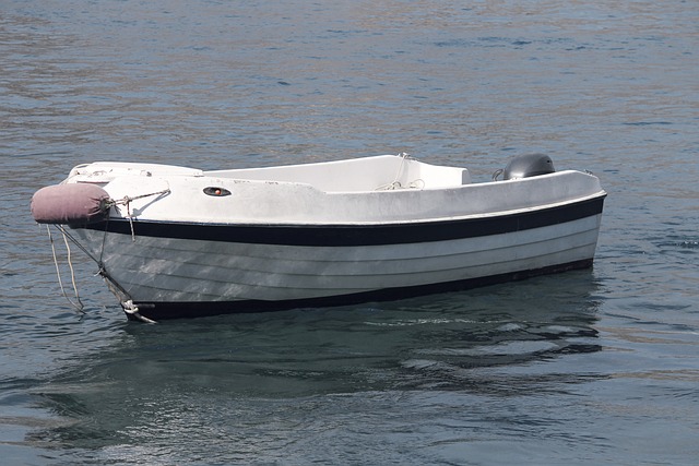 člun s motorem