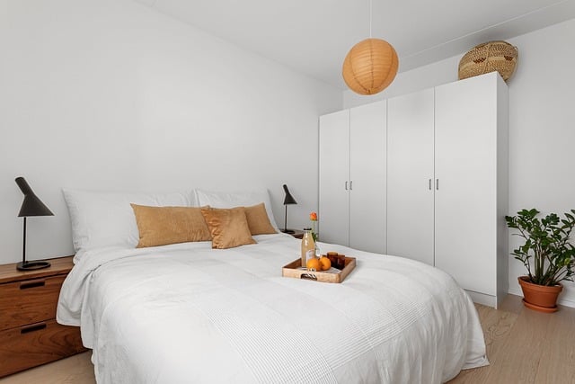 bílá šatní skříň