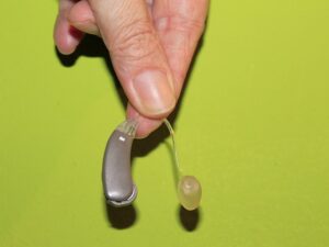 naslouchátko v ruce