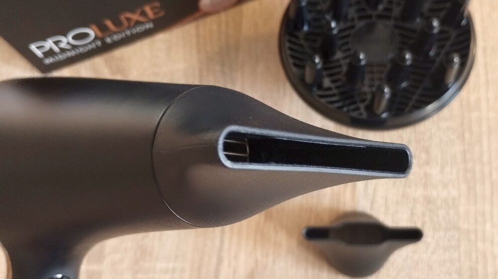 Fén Remington PROluxe AC9140b Pohled na stylingový koncentrátor