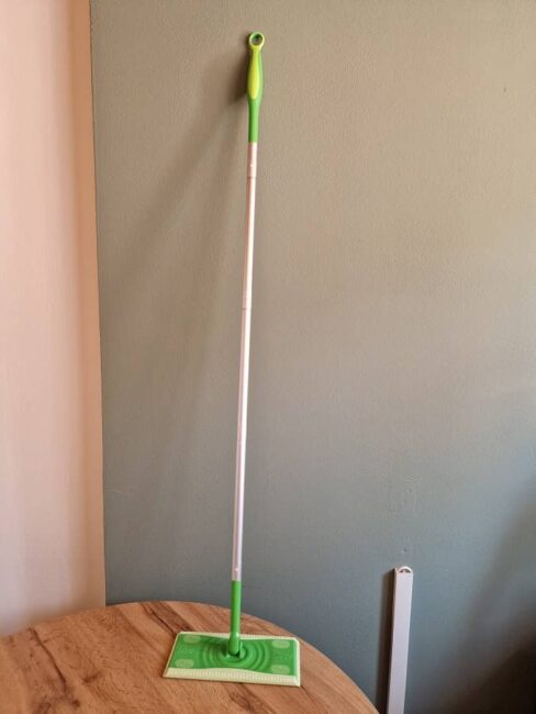 Swiffer Sweeper na podlahy - výška mopu je za mě dostatečná
