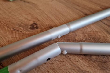 Swiffer Sweeper na podlahy - rukojeť se skládá z celkem 4 dílů