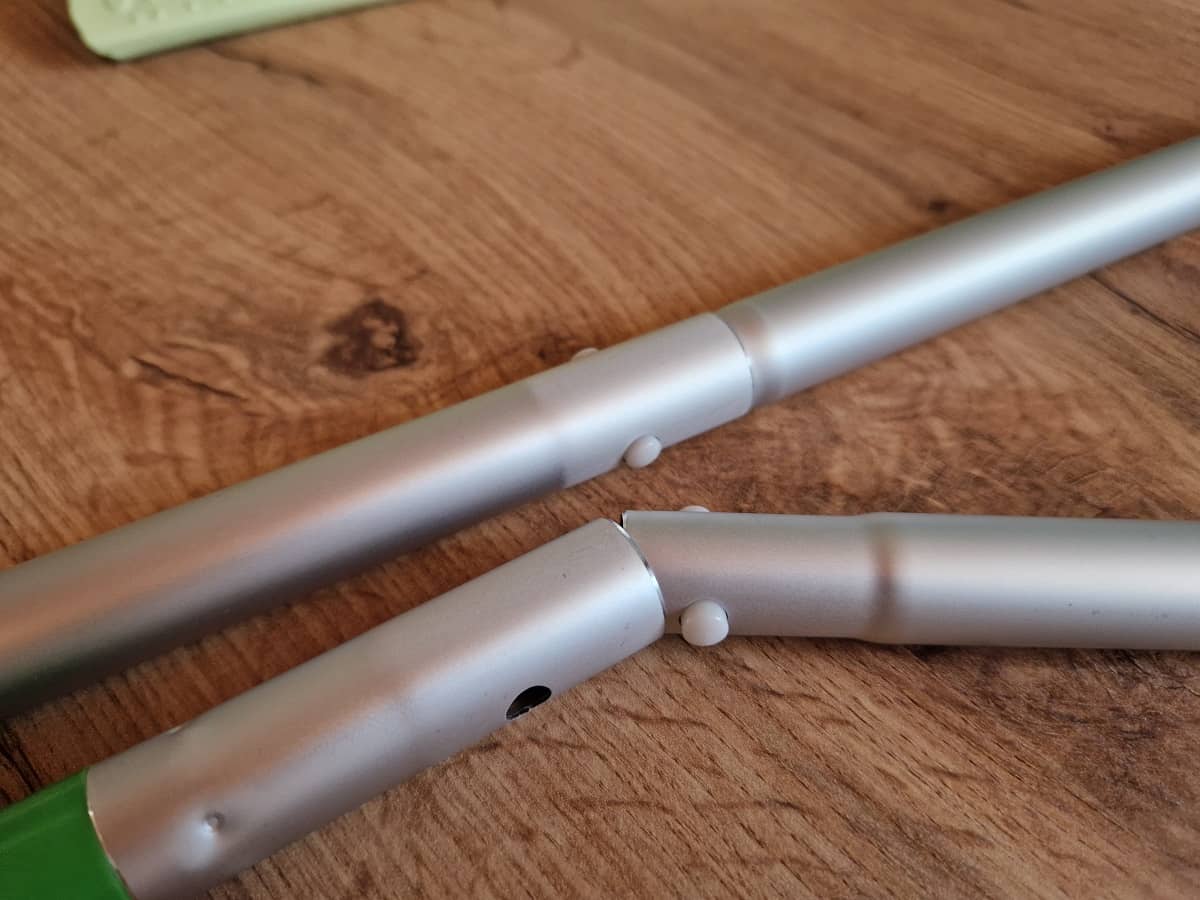 Swiffer Sweeper na podlahy - rukojeť se skládá z celkem 4 dílů