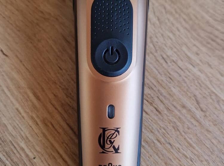 Zastřihovač KING C. GILLETTE Beard Trimmer PRO - spínací tlačítko