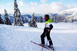 Lyžařská helma, lyžař na svahu